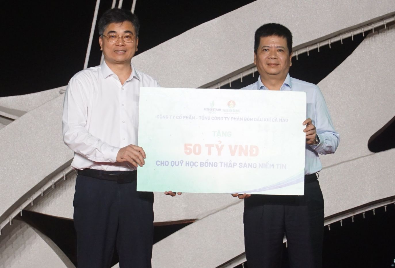 Ong Tran Quang Dung - Pho Bi thu Thuong truc Dang uy, Tap doan Cong nghiep - Nang luong Quoc gia Viet Nam nhan bang tuong trung hoc bong Thap sang niem tin. Anh: Nhat Ho