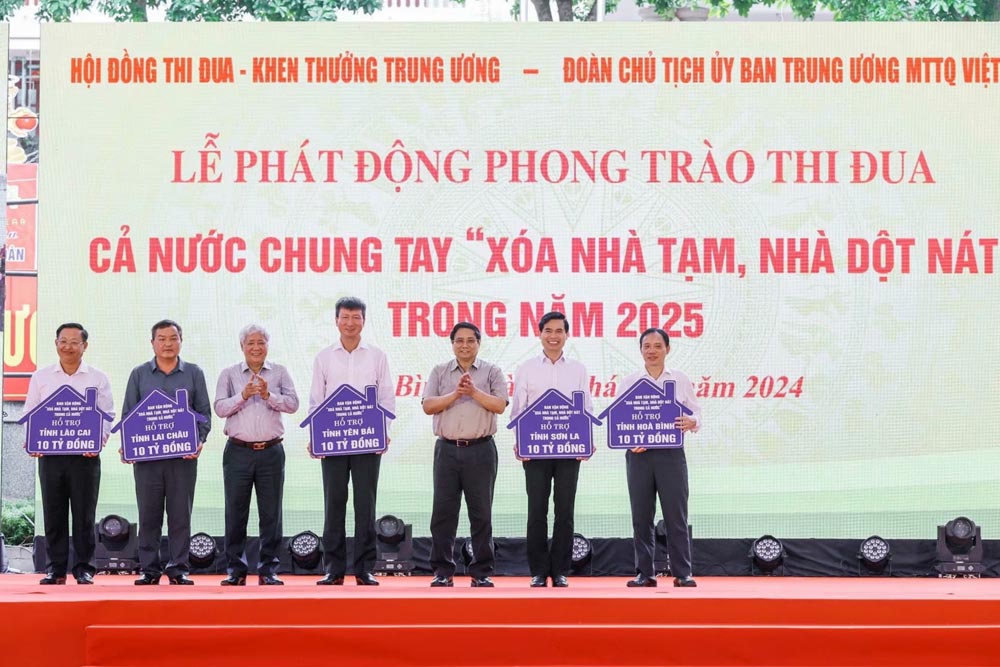 El 13 de abril de 2024 en la ceremonia de lanzamiento del Movimiento de Accion de todo el pais para unir fuerzas 'Reduccion de viviendas temporales y destartaladas' el miembro del Buro Politico el Primer Ministro Pham Minh Chinh y el miembro del Buro Politico el Secretario General del Partido el Presidente del Comite Central del Frente de la Patria de Vietnam Do Van Chien entregaron fondos de apoyo a las provincias. Foto: Quang Vinh