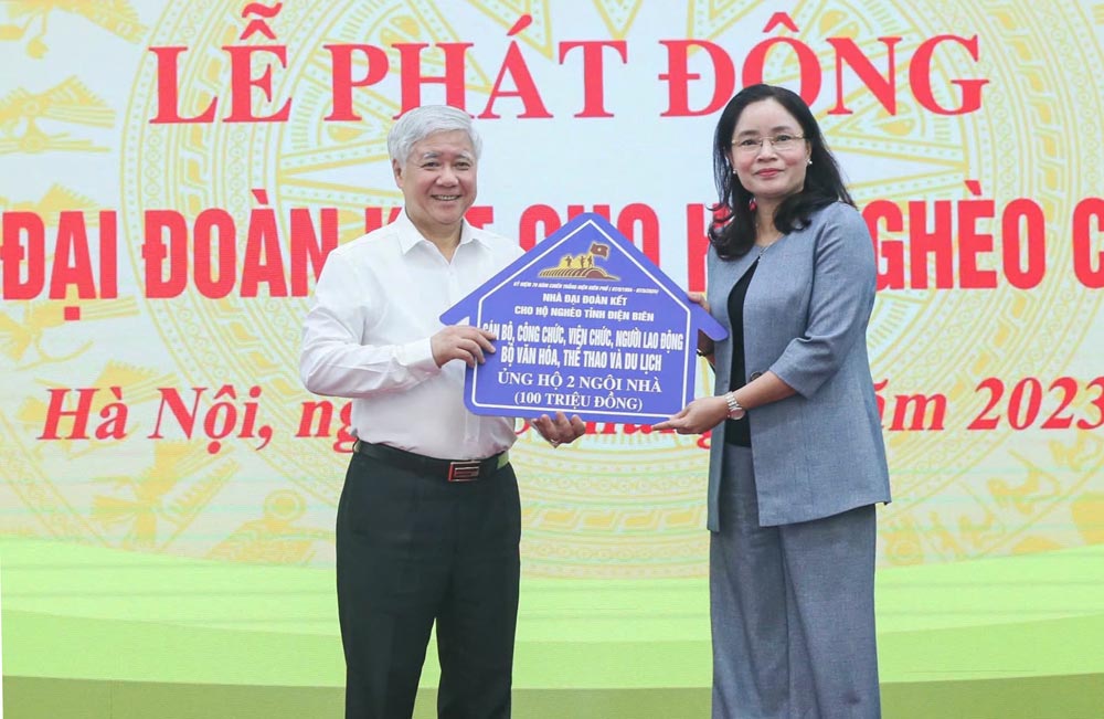 Ngay 13.5.2023, ong Do Van Chien - Uy vien Bo Chinh tri, Bi thu Trung uong Dang, Chu tich Uy ban Trung uong MTTQ Viet Nam tiep nhan ung ho lam nha Dai doan ket cho ho ngheo cua tinh Dien Bien tu can bo cong chuc, vien chuc, nguoi lao dong Bo Van hoa, The thao va Du lich. Anh: Quang Vinh