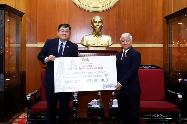 Ngay 7.11.2024, ong Do Van Chien - Uy vien Bo Chinh tri, Bi thu Trung uong Dang, Chu tich Uy ban Trung uong MTTQ Viet Nam da tiep nhan so tien 50.000 USD tu Chinh phu Malaysia ho tro nguoi dan cac tinh mien Bac khac phuc hau qua do con bao so 3 (Yagi) gay ra. Anh: Tien Dat