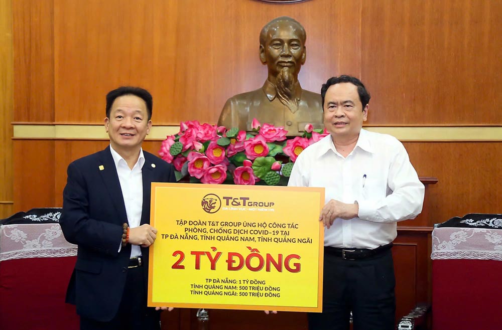 Ngay 29.7.2020, ong Tran Thanh Man - Uy vien Bo Chinh tri, Bi thu Trung uong Dang, Chu tich Uy ban Trung uong Mat tran To quoc Viet Nam - tiep nhan 2 ti tien ung ho tu Tap doan T&T de phong chong COVID-19. Anh: Ky Anh