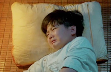 Be Minh khoc tham hang dem sau khi bo me ly hon. Anh chup man hinh