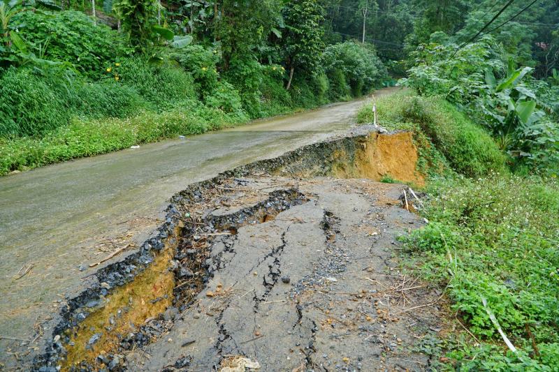 Mat duong bi sut lun, nut toac sau mua bao. Anh: Quach Du