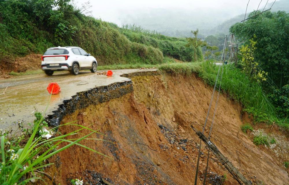Sat lo khien nhieu cay cot dien bi do nghieng, tiem an mat an toan 
