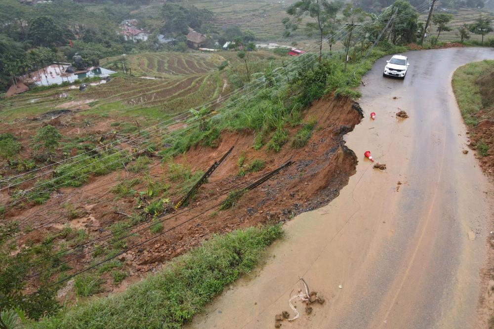 Nhieu diem sat lo nghiem trong tai ban Don, xa Pu Luong, tinh Thanh Hoa sau mua bao. Anh: Quach Du