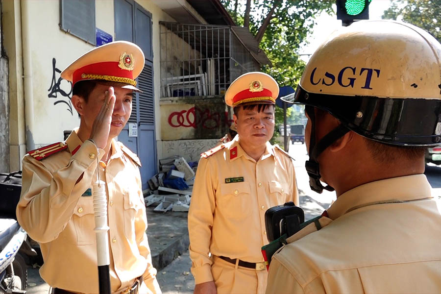 El Departamento de Policia de Trafico establece 6 grupos de trabajo coordinados la Policia de Hanoi maneja simultaneamente a los conductores que cubren las matriculas