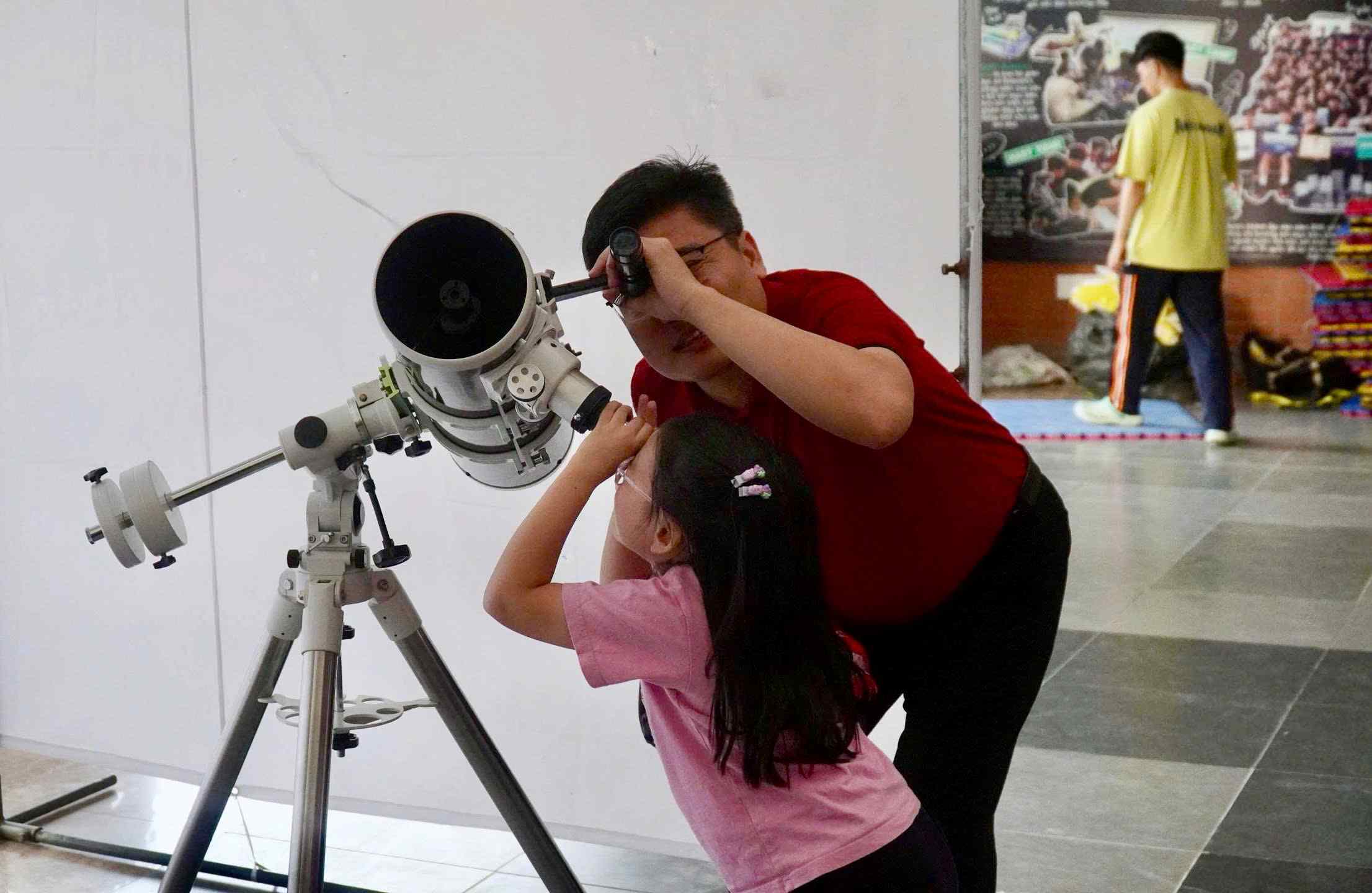 Phu huynh cung con trai nghiem kinh thien van. Anh: Minh Vu