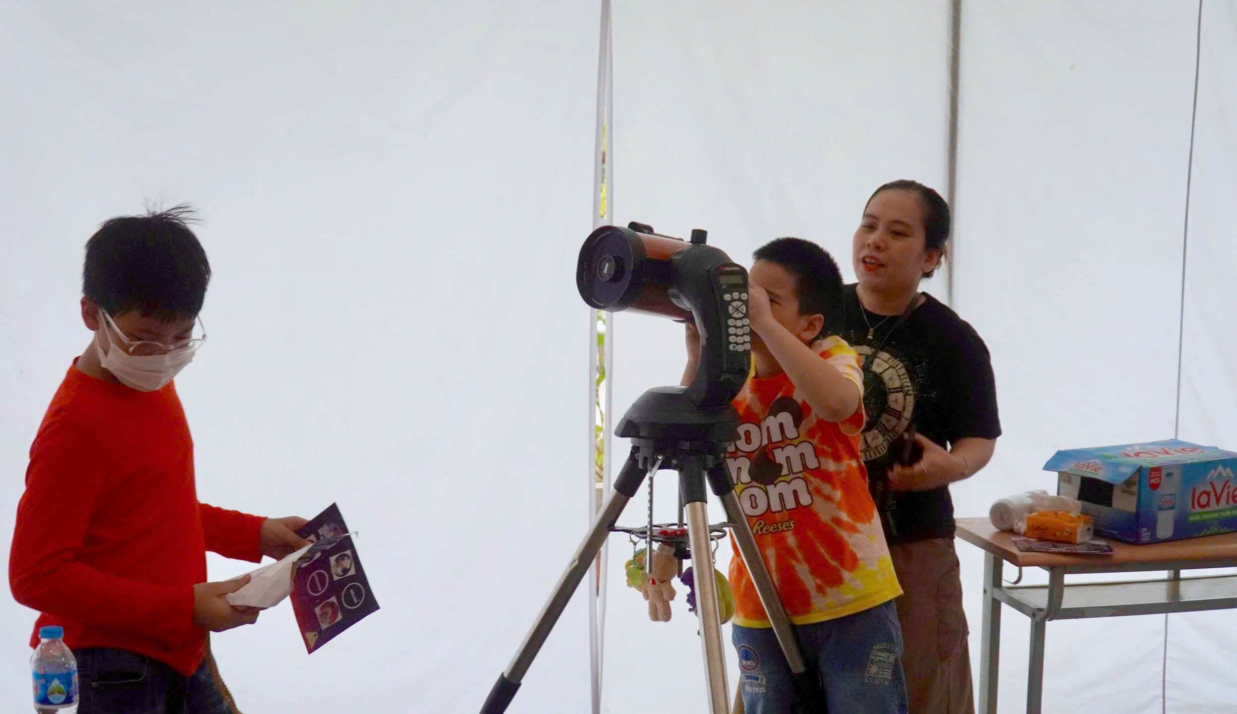 Phu huynh trai nghiem san pham cung con. Anh: Minh Vu