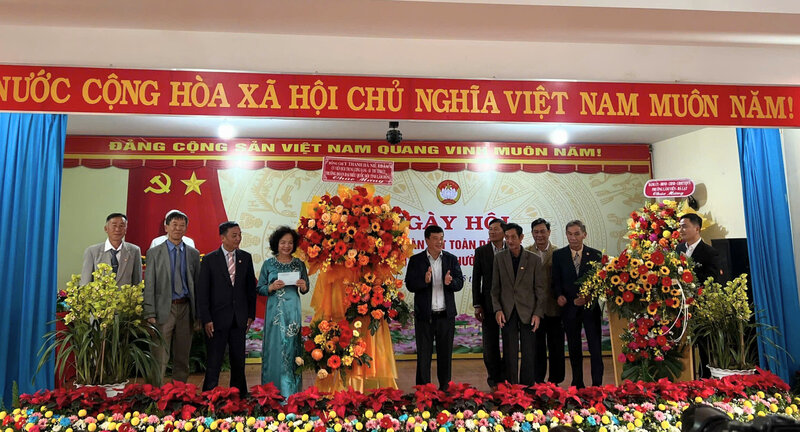 Mr. Y Thanh Ha Nie K dam - Secretary of Lam Dong Provincial Party Committee (5th from right) presented flowers to congratulate the National Great Unity Festival at Ha Dong 1, 2, 3 Residential groups in Lam Vien - Da Lat wards. Photo: Bao Hoa