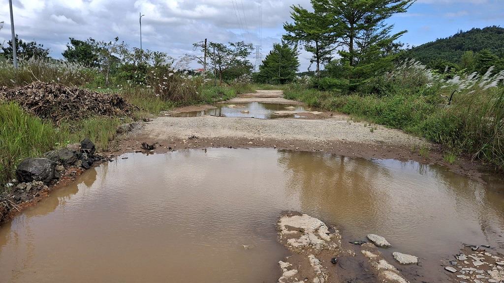 Nhieu hang muc trong khuon vien du an dau tu dang do, ao tu nuoc dong. Anh: Vien Nguyen