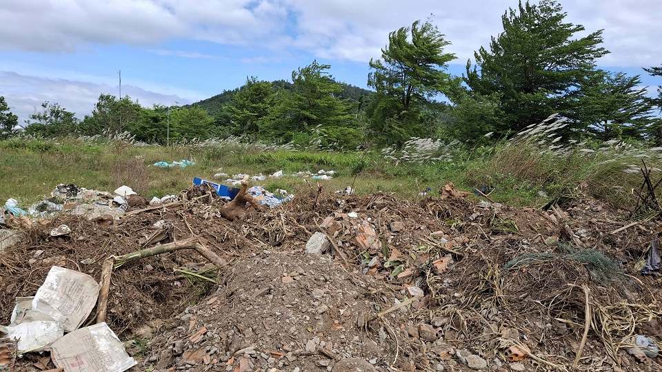 Nguoi dan len lut do du cac loai chat thai trong khuon vien du an khu dan cu kieu mau, trien khai suot 10 nam van “dap chieu“. Anh: Vien Nguyen