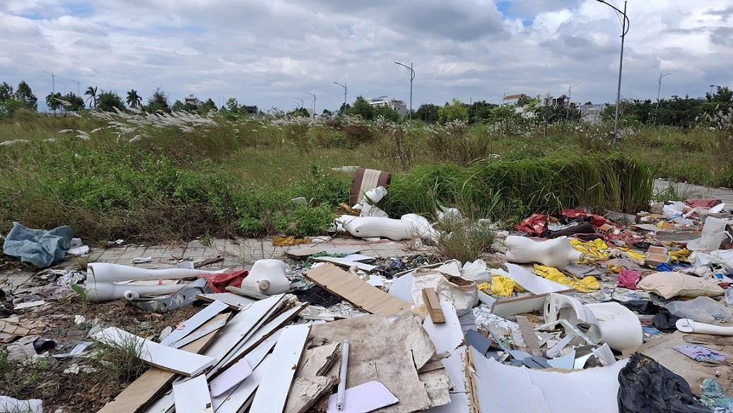After 10 years of implementation, the sample control residential area project has become a waste dumping site for Quang Ngai residents. Photo: Vien Nguyen