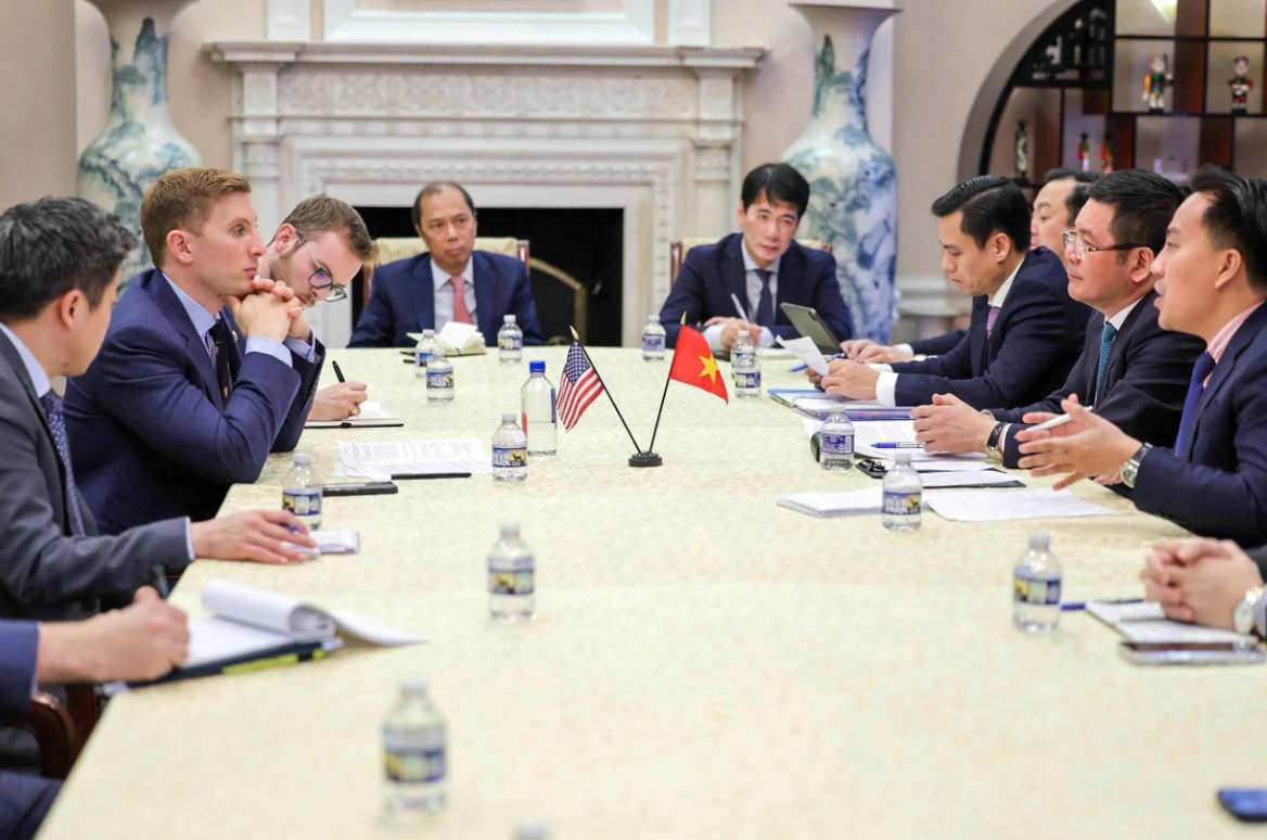 Bo truong Bo Cong Thuong Nguyen Hong Dien lam viec voi Thu truong Bo Ngoai giao Hoa Ky Jacob Helberg. Anh: Bo Cong Thuong