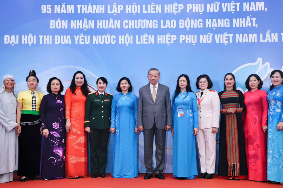 Tong Bi thu To Lam chup anh luu niem tai Le ky niem 95 nam thanh lap Hoi Lien hiep Phu nu Viet Nam. Anh: Hoi Lien hiep Phu nu Viet Nam