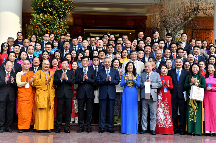 2025年1月19日、トー・ラム書記長は外務省海外ベトナム人国家委員会が主催する「ホームタウン2025年春」プログラムに参加する海外ベトナム人の代表団を迎えた。写真：TTXVN