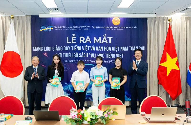 Le ra mat Mang luoi giang day tieng Viet va van hoa Viet Nam toan cau, gioi thieu bo sach “Vui hoc tieng Viet” tai Fukuoka, Nhat Ban, ngay 29.9.2025. Anh: Uy ban Nha nuoc ve NVNONN