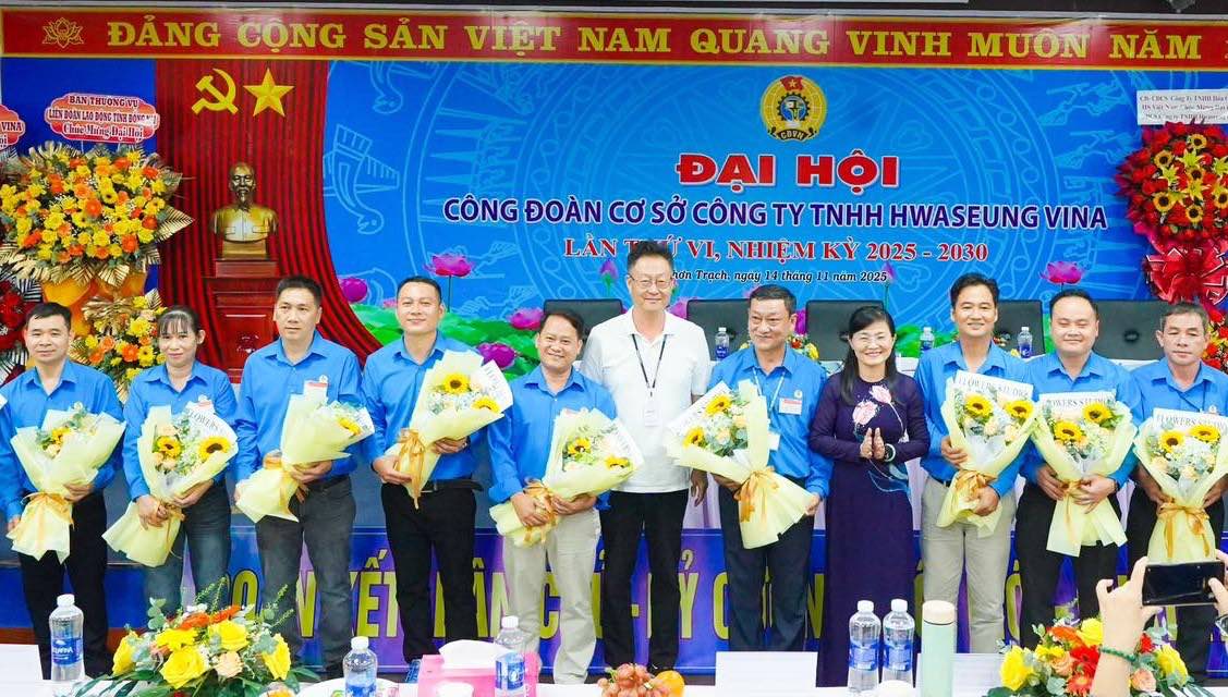 Lanzamiento del VI Comite Ejecutivo del Sindicato de Base de Hwaseung Vina Co. Ltd. mandato 2025 - 2030. Foto: Xuan Mai