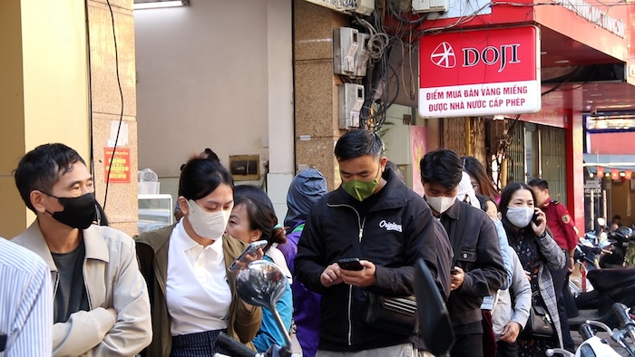 Despite the continuous increase and decrease in gold prices, Hanoians are still lining up to buy and store. Photo: My Linh