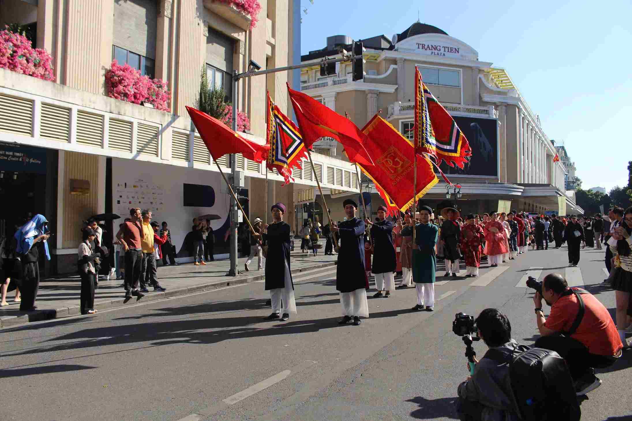Peste 1.000 de persoane au participat la Parada Ao Dai din 2025 pe strada pietonală de pe Lacul Hoan Kiem. Foto: Le Tuyen