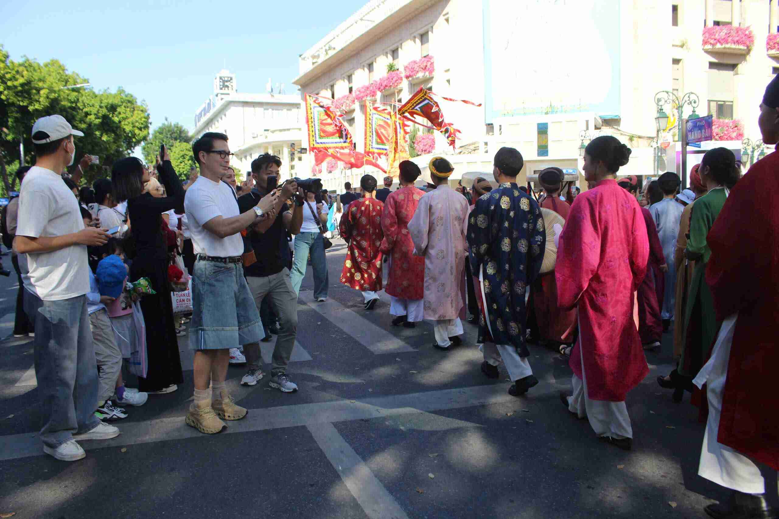 Vizitatori din Hanoi și străini s-au aliniat pe străzi pentru a urmări parada ao dai. Foto: Le Tuyenz