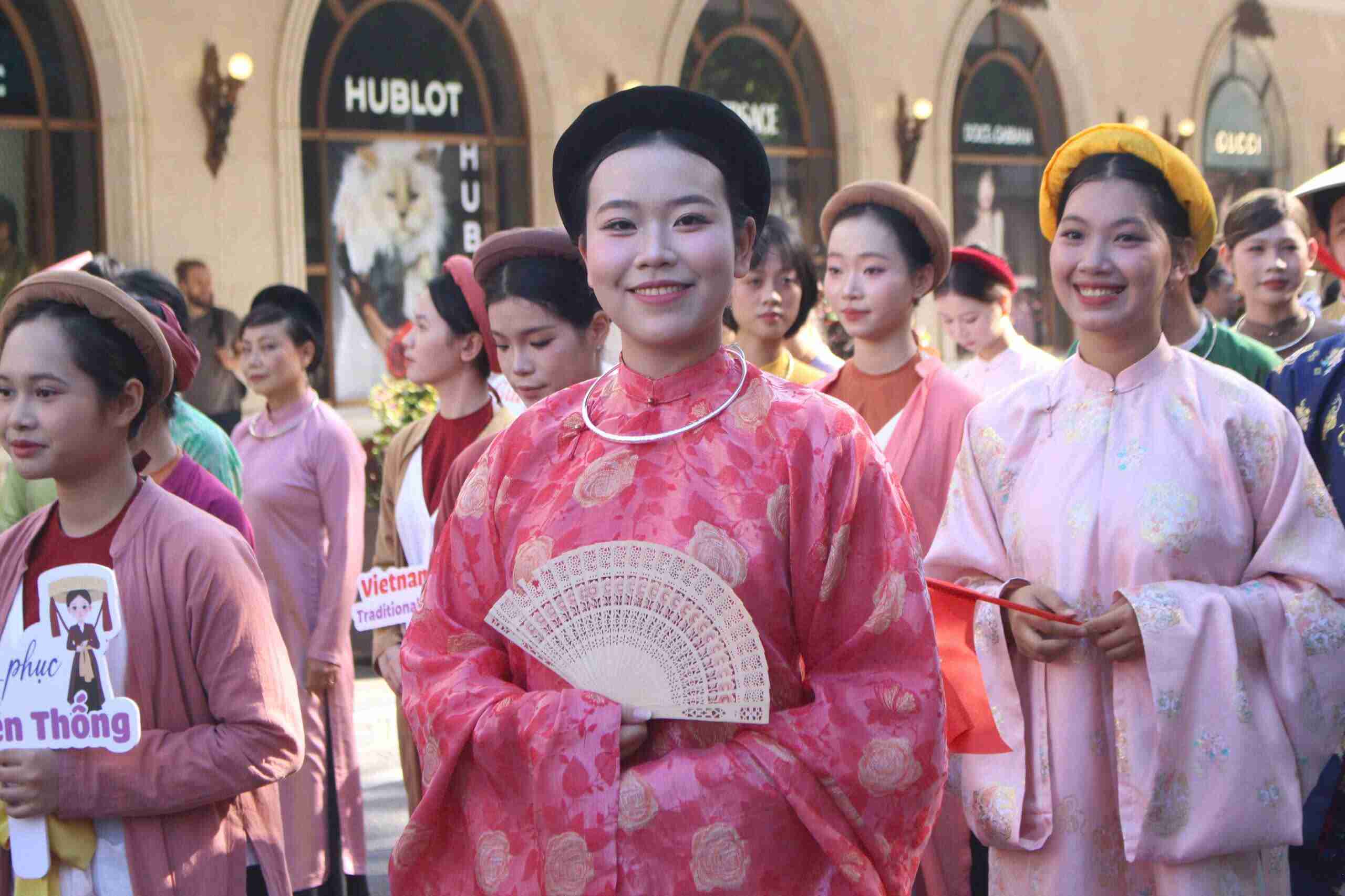 Fețe strălucitoare în Ao Dai la Parada Ao Dai din Hanoi din 2025. Foto: Le Tuyen