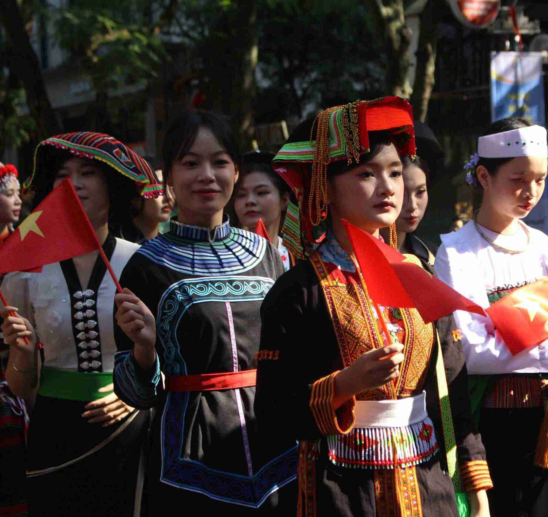 Parada Ao Dai a avut participarea multor grupuri etnice. Foto: Le Tuyen