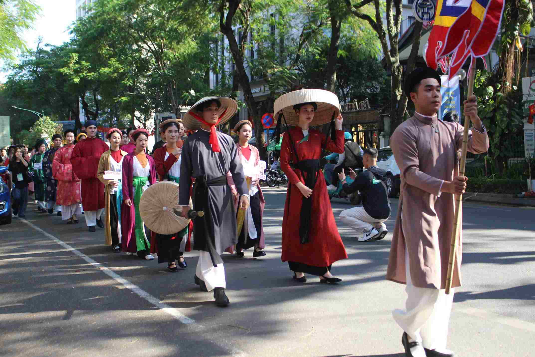 Parada colorată în costume tradiționale a ieșit pe străzi. Foto: Le Tuyen