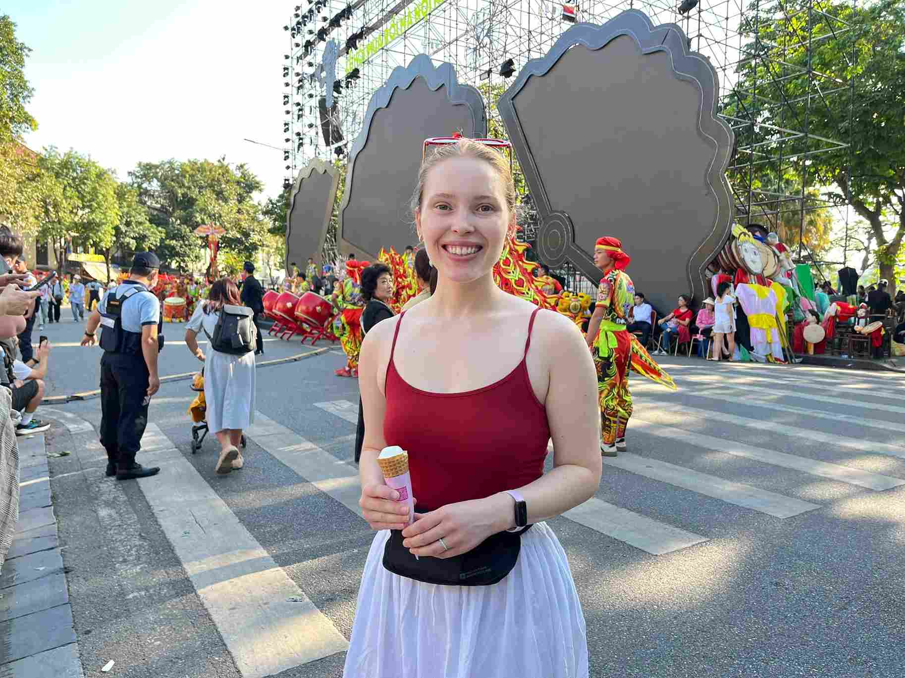 Ann Fitzroy a fost încântată să vadă pentru prima dată parada Ao Dai din Vietnam. Foto: Tuong Vy