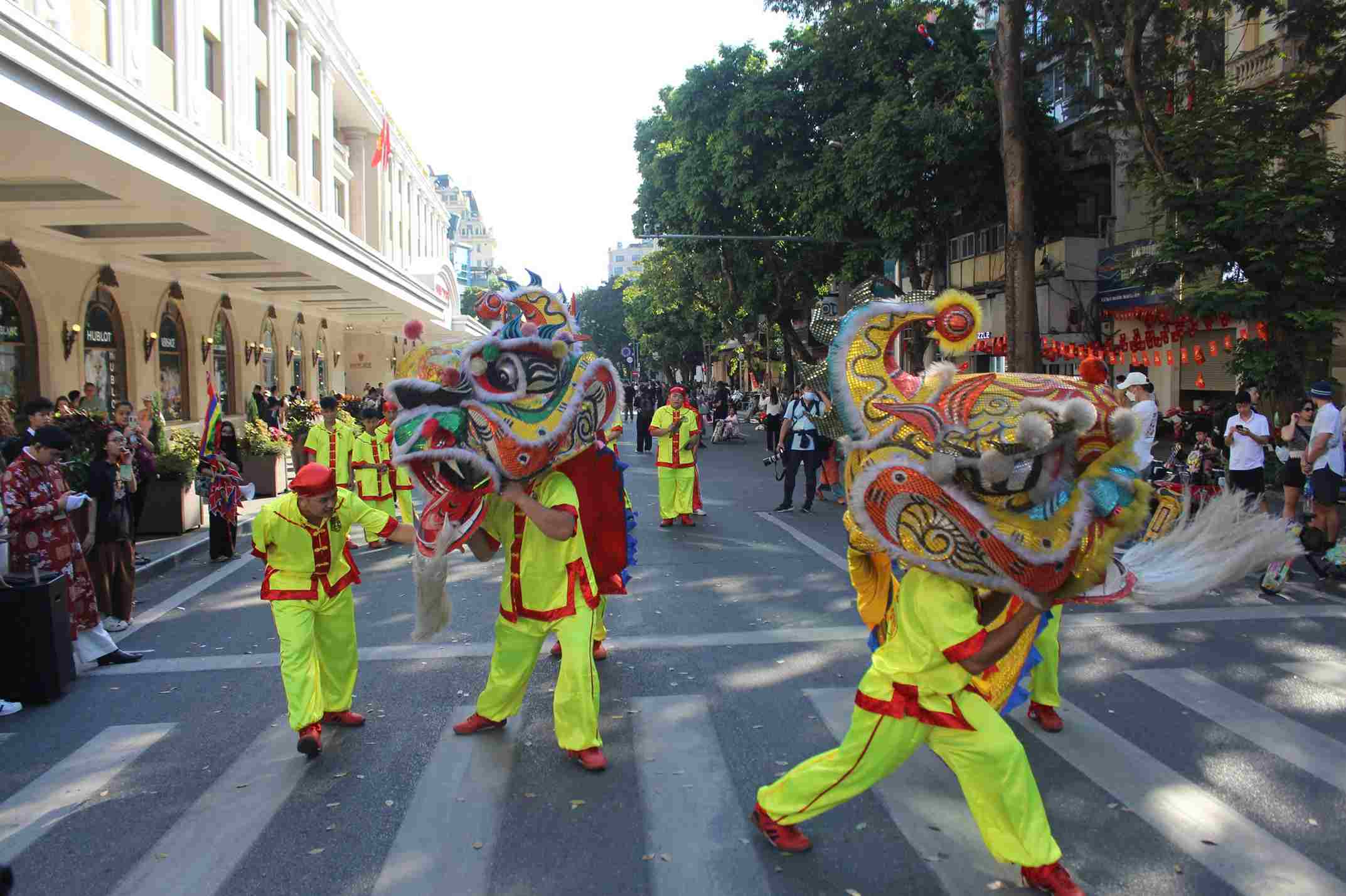 Parada dansului leului în zona Trang Tien Plaza. Foto: Le Tuyen