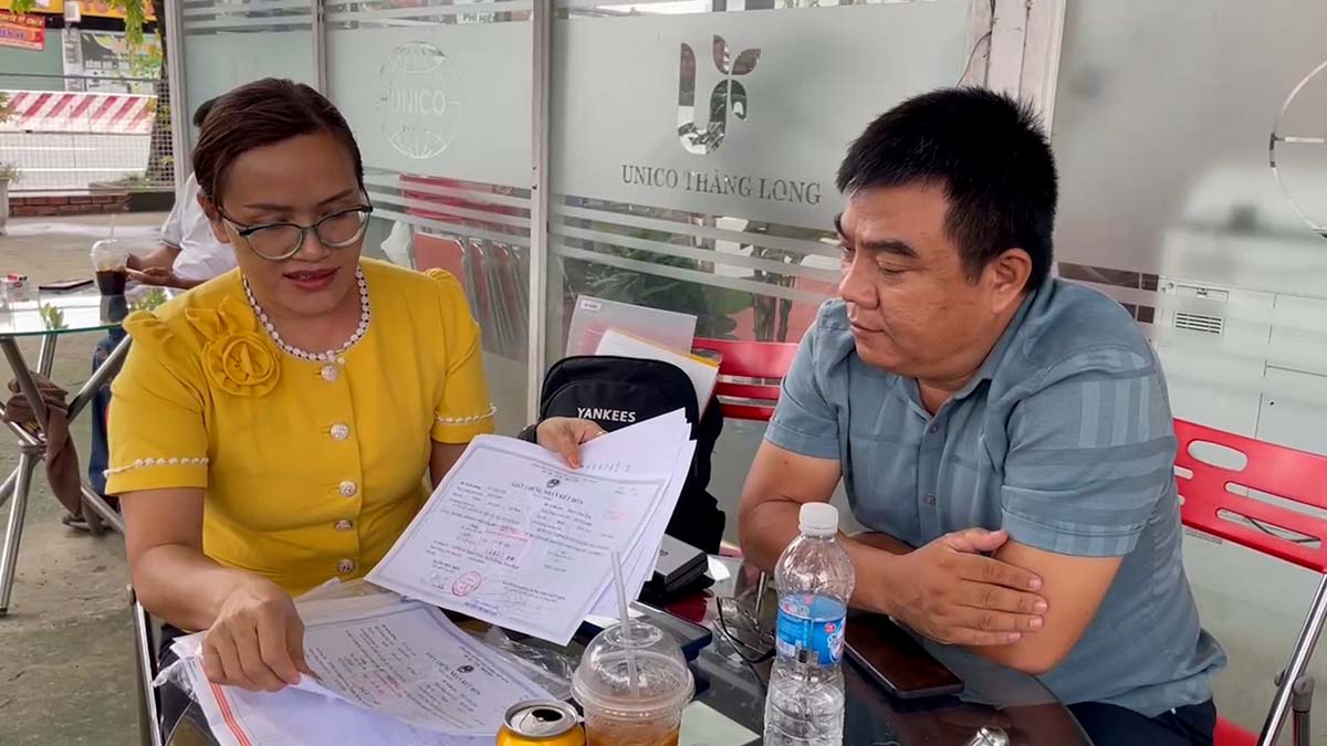 The brokerage company lost customers buying social housing because workers complained about the hardship of making documents. Photo: Dinh Trong