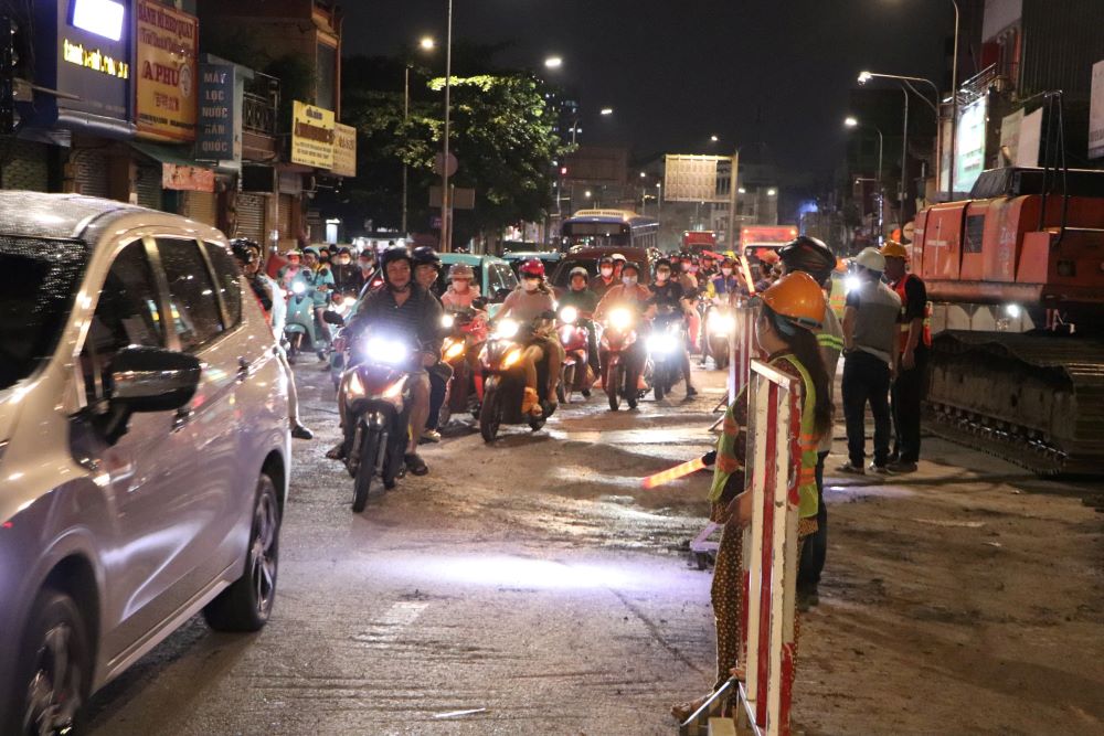 Cac goi thau di doi ha tang du an Metro 2 chu yeu thi cong ban dem, tu 23 gio den 4 gio sang, nen tien do chiu anh huong boi thoi tiet va mat do giao thong.