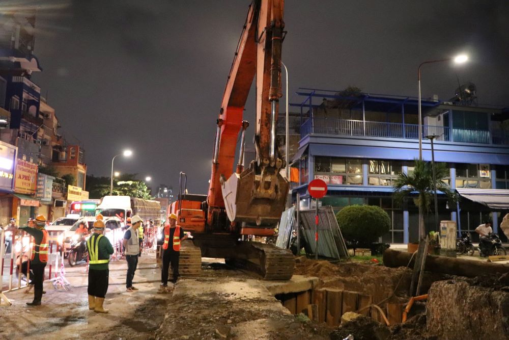 Cong nhan thi cong xuyen dem tai ga S7 (Bay Hien) de xu ly ha tang ky thuat phuc vu tuyen metro so 2.