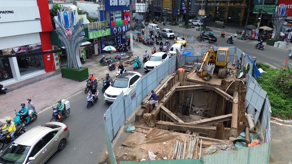  Thi cong dao ho tai ga S3 (Dan Chu) trong dieu kien giao thong dong duc. Ảnh: Anh Tu 