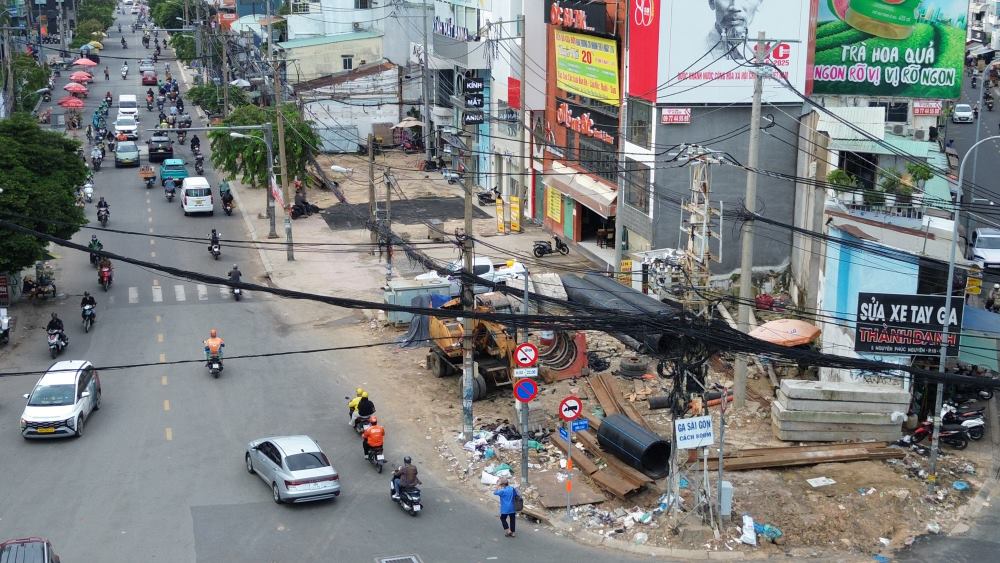 Doc tuyen duong Cach Mang Thang 8, nhieu thiet bi thi cong duoc huy dong tang cuong phuc vu cong tac chuan bi cho tuyen metro so 2. Ảnh: Anh Tu