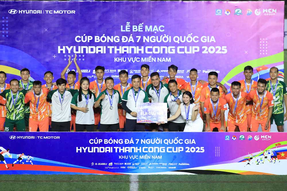 Nghiem Pham Holdings gianh huy chuong bac. Anh: VietFootball