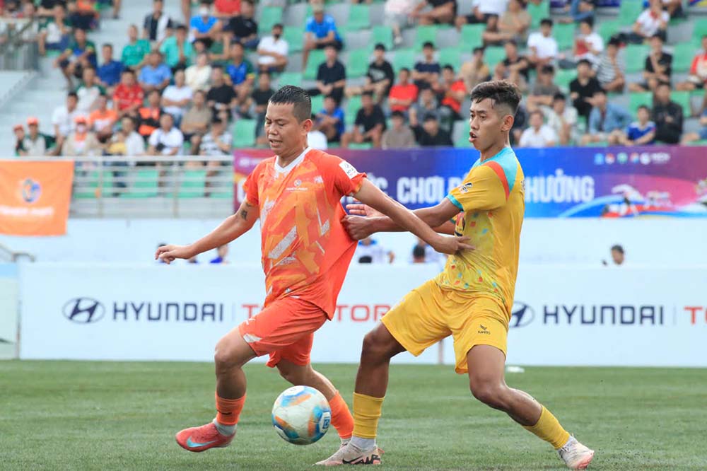 Thep Viet Thang (ao vang) thi dau ap dao trong tran chung ket. Anh: VietFootball