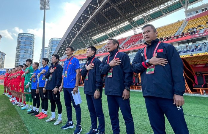 Huan luyen vien Dinh Hong Vinh danh loi khen cho cac cau thu U22 Viet Nam ve tinh than thi dau. Anh: VFF