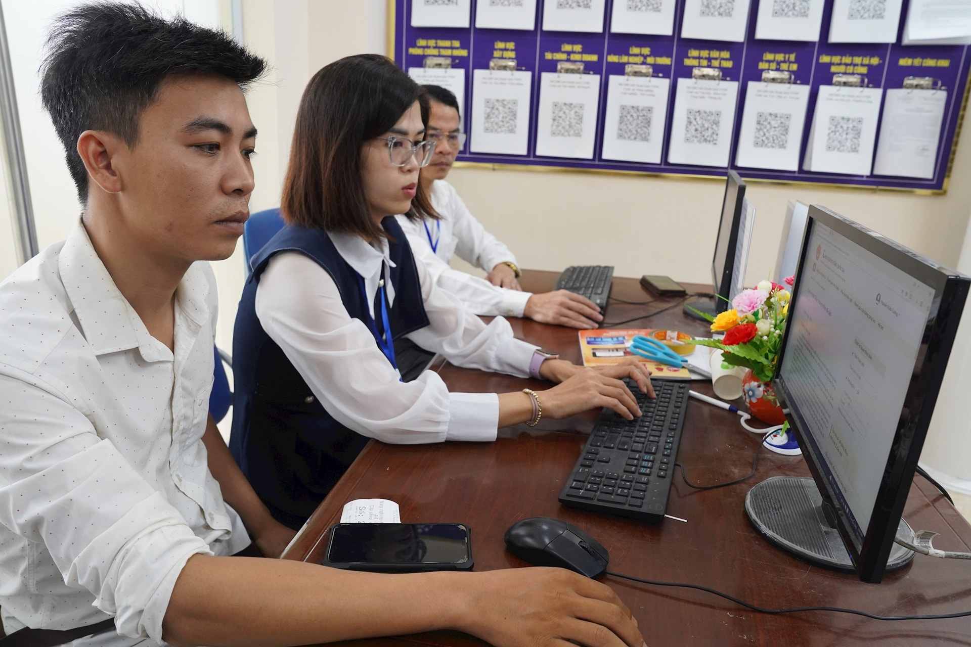 Nhieu xa phuong o Ha Noi da dua noi dung cua Chien dich lam sach du lieu dat dai vao tieu chi thi dua. Anh: Son Tung