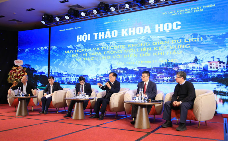 Cac nha khoa hoc, chuyen gia trong linh vuc quy hoach va phat trien do thi tham gia toa dam.