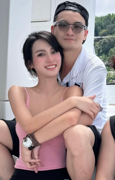 Duc Pham dang anh cong khai moi quan he tinh cam voi A hau Vu Thuy Quynh. Anh cat tu video
