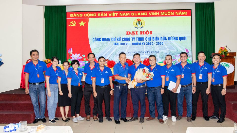 The Executive Committee of the Trade Union of Luong Quoi Coconut Processing Company Limited for the 2023-2028 term launched the Congress. Photo: Company Union
