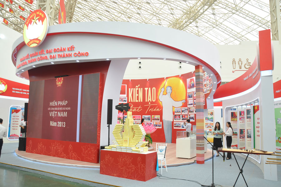 Khong gian trung bay chu de: “Kien tao, phat trien” cua Mat tran To quoc Viet Nam tai Trien lam thanh tuu dat nuoc voi chu de “80 nam hanh trinh Doc lap - Tu do - Hanh phuc”. Anh: Bao Han