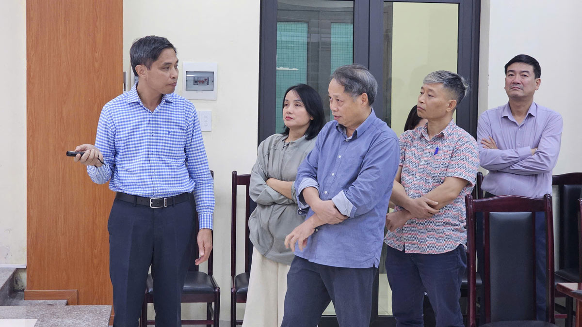 Mr. Vu Van Dien - Permanent Vice Chairman of the People's Committee of Quang Ninh province (standing on the left side) - discussed plans to supervise and promote project progress with secondary investors. Photo: Doan Hung
