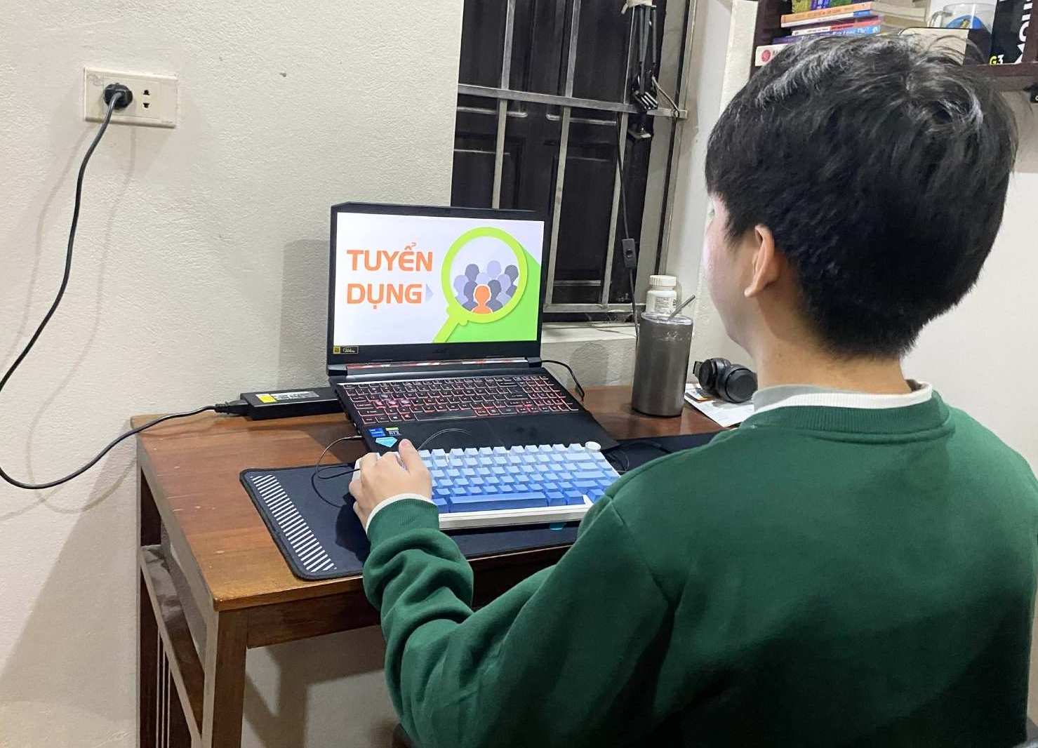 The experience requirement from a few months to a few years makes it difficult for final year students to access job opportunities. Photo: Phuong Anh