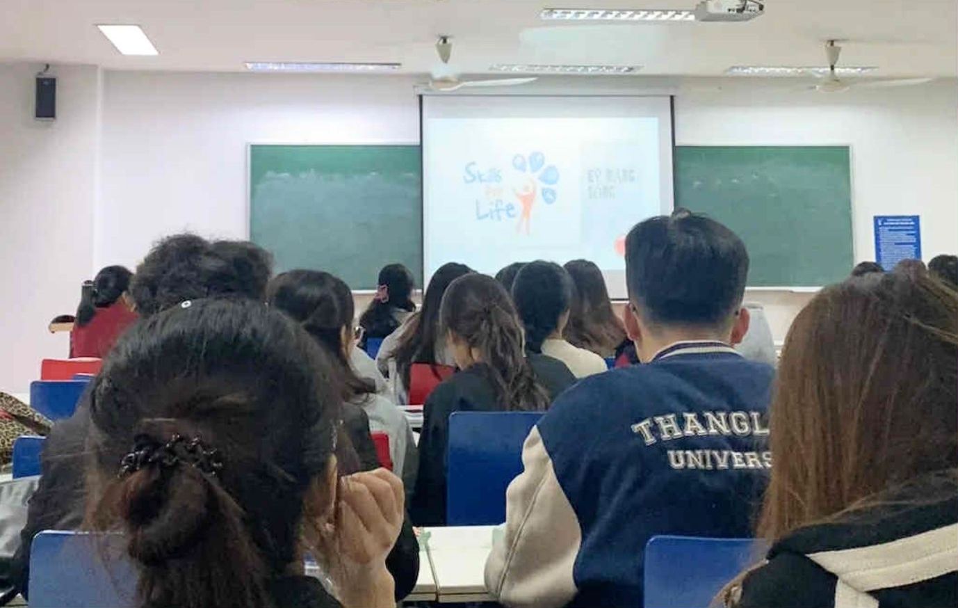 Nhieu sinh vien nam cuoi “lao dao” truoc cac yeu cau kinh nghiem tu thong tin tuyen dung. Anh: Phuong Anh