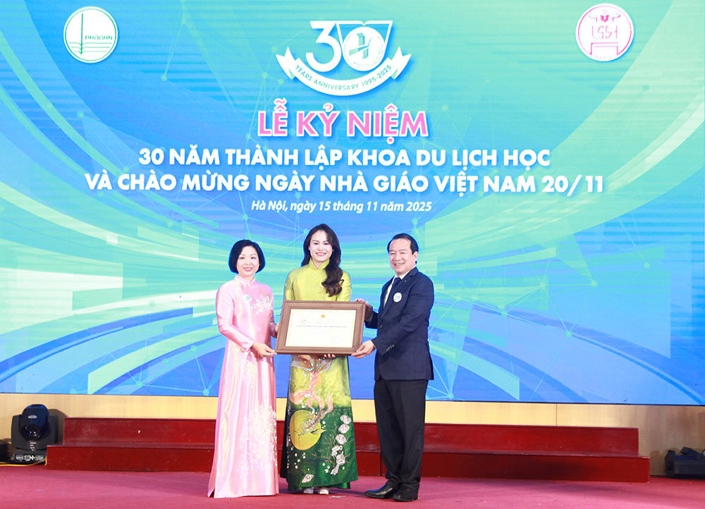 TS. Ha Van Sieu dai dien cho Cuc Du lich Quoc gia Viet Nam thuc hien nghi thuc trao tang danh hieu Co so dao tao Du lich tot nhat cho dai dien Lanh dao Khoa Du lich hoc. Anh: Nguyen Phuc