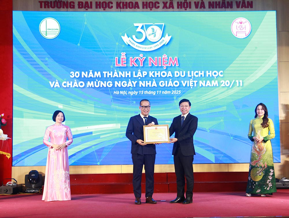 Phan Khen thuong va Vinh danh, cong bo va trao tang Bang khen cap Bo va Co thi dua cap DHQG. Anh: Nguyen Phuc