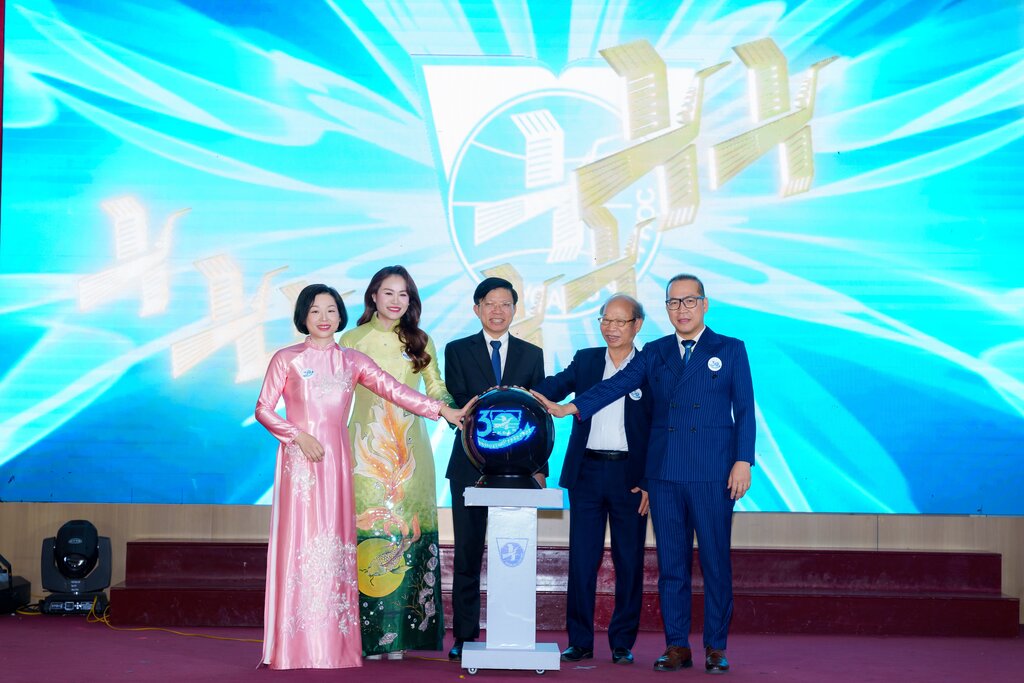 Delegates and leaders of Hanoi University of Social Sciences and Humanities and the Faculty of Tourism performed the mark-making ceremony at the Commemoration Ceremony. Photo: Khanh Ho