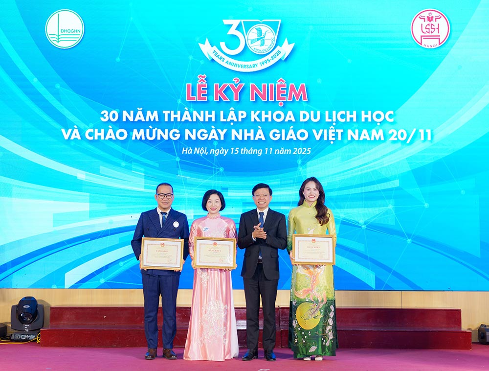 Phan Khen thuong va Vinh danh, cong bo va trao tang Bang khen cap Bo va Co thi dua cap DHQG. Anh: Khanh Ho