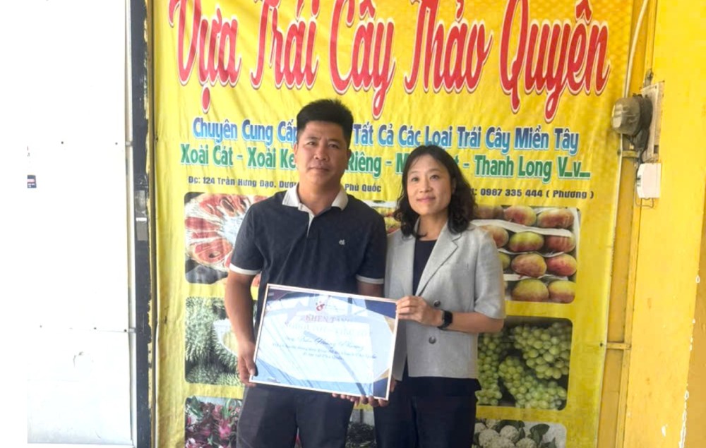 프엉 씨는 11월 2일 푸 여행 중 길을 잃은 어머니를 만나는 한국인 관광객을 도왔습니다.